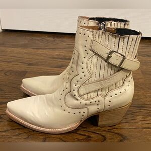 Woman's Freebird Morgan Ivory Leather Side Zip Studded Western Boots Size 8 EUC